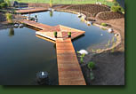 fertige Teichanlage, mit großem Steg und Holzterasse